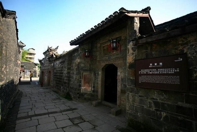 救援爱图画的男孩